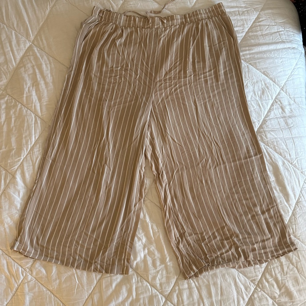 Torrid Striped Wide-Leg Cropped Pants. Size 4/4x/26